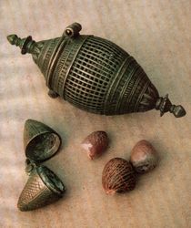 Schrnka na listy betelovho pepe, schrnka na vpno a semena palmy arekov.